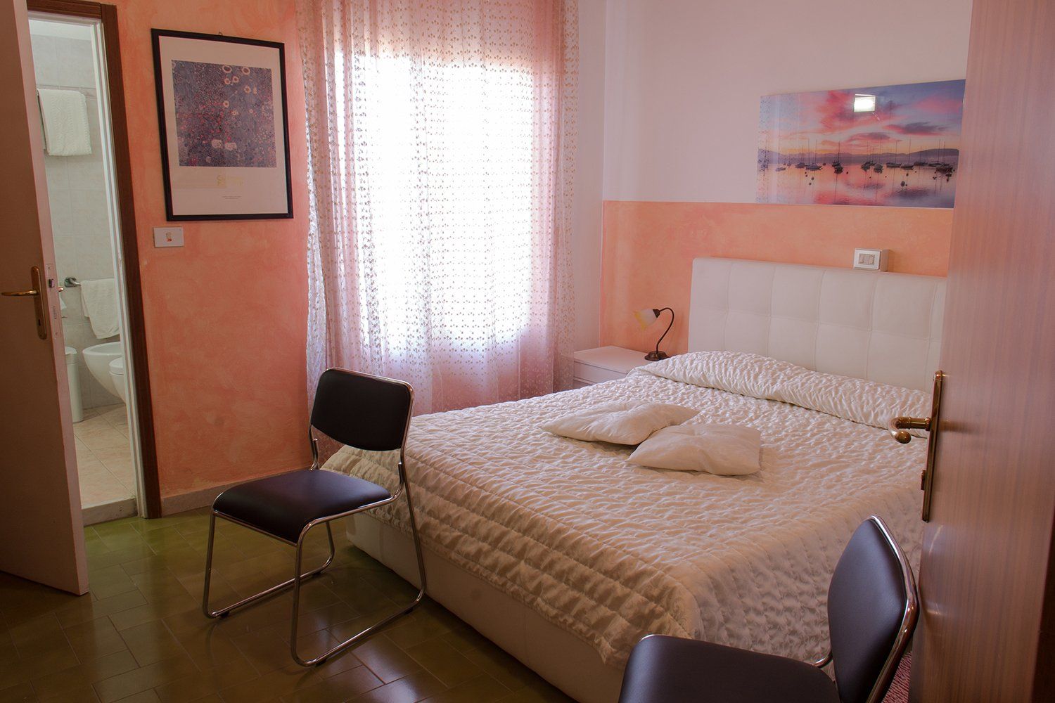 stanza d'hotel con letto doppio