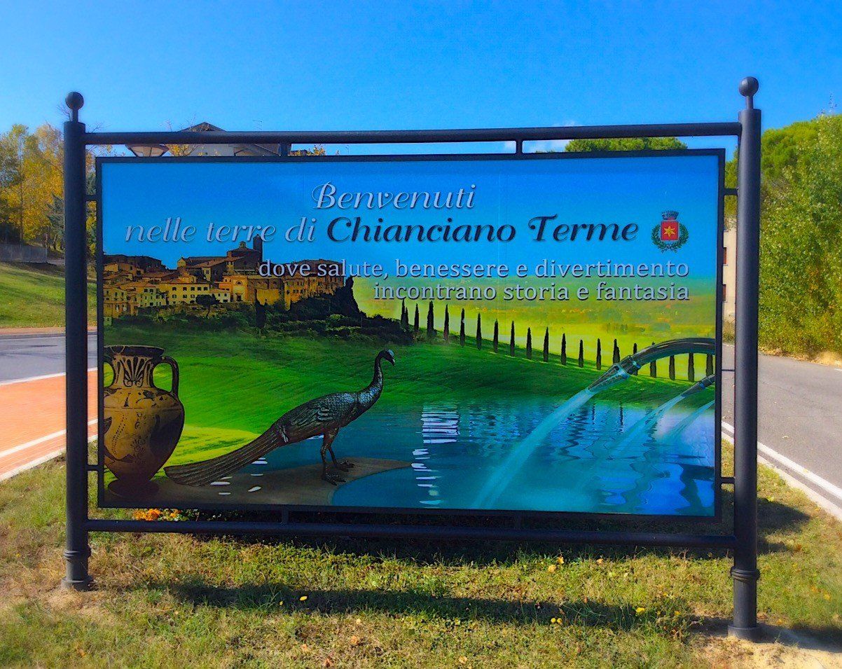 insegna cittadina vicino hotel