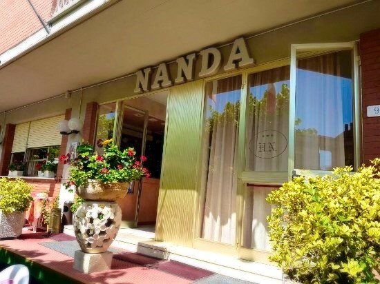 ingresso hotel con porte a vetro