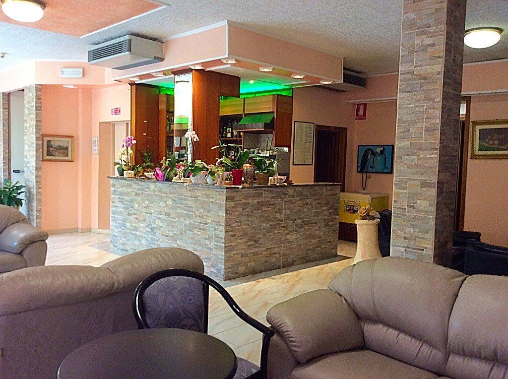 poltrone in hall di un hotel