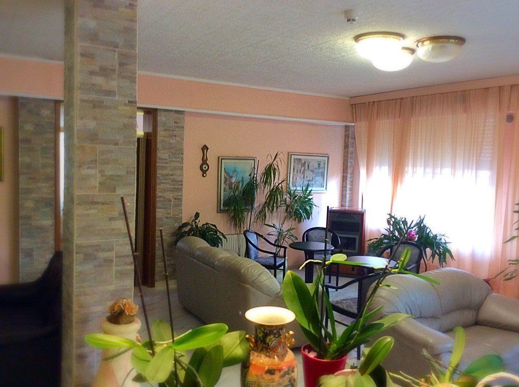 divani in hall di un hotel