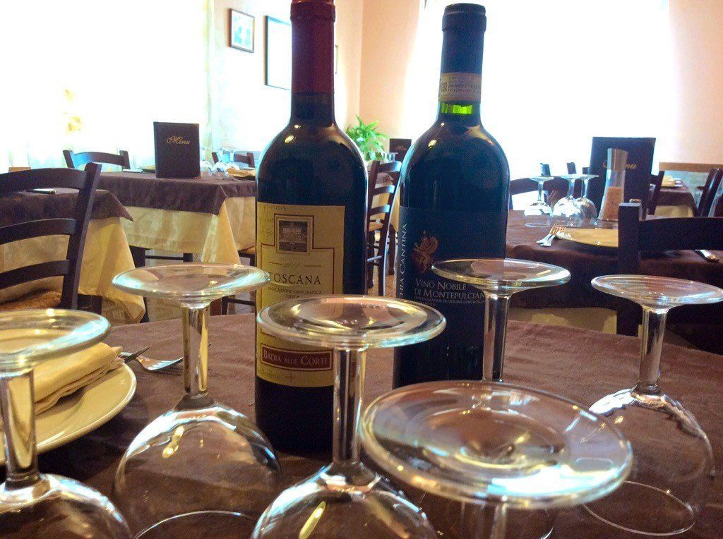 bottiglie di vino sul tavolo di un ristorante