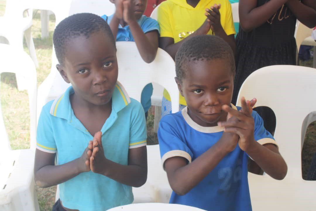 children praying