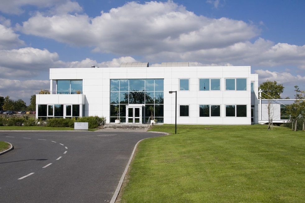 New Building Open Fileld — A New White Building Built In An Open Field in Florida, USA
