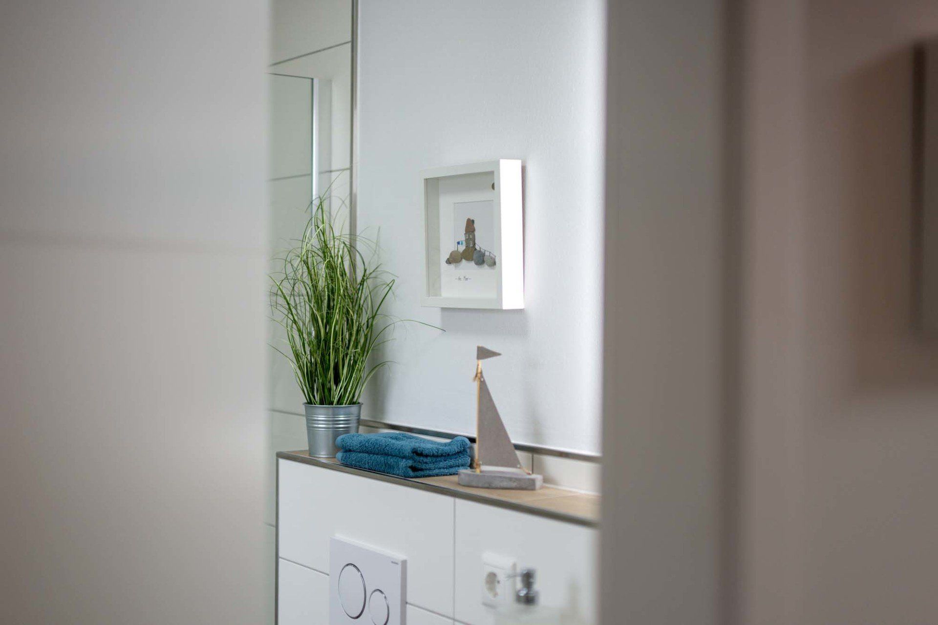 Modernes Badezimmer mit Regendusche - Ferienhaus Seeperle Harlesiel