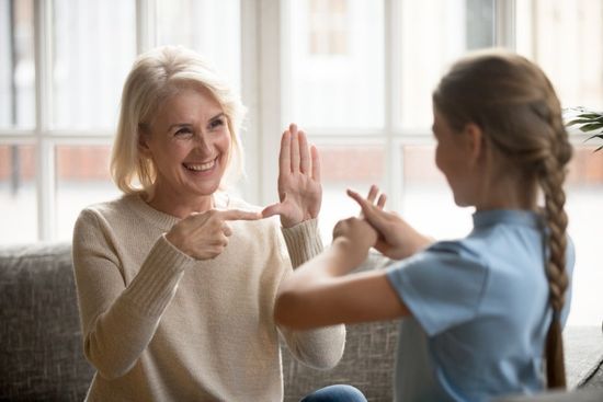 bambina sorda che comunica con linguaggio dei segni