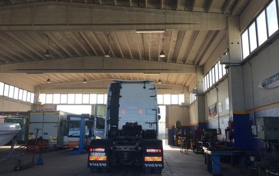 garage di officina meccanica per mezzi pesanti