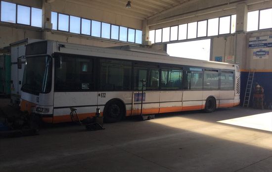 autobus di linea in riparazione
