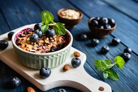 un vassoio con una cheesecake monoporzione