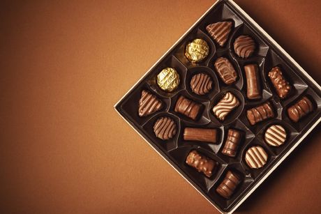 una scatola di cioccolatini vista dall'alto