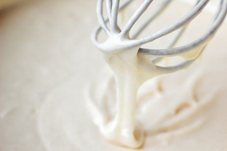 una frusta per dolci piena di crema