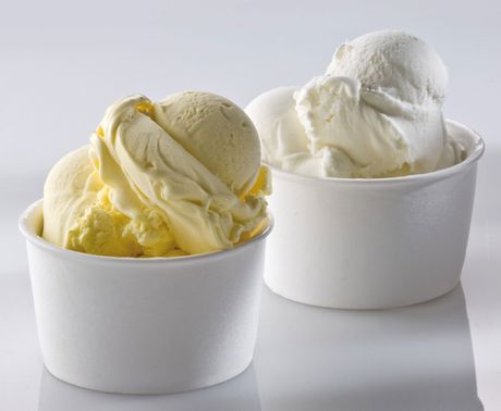 due coppette in cartone bianco piene di gelato