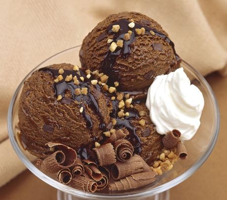 gelato al cioccolato con panna