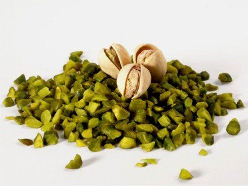 un mucchio di pistacchi verdi