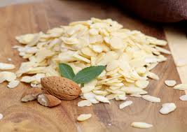 un mucchio di mandorle tritate