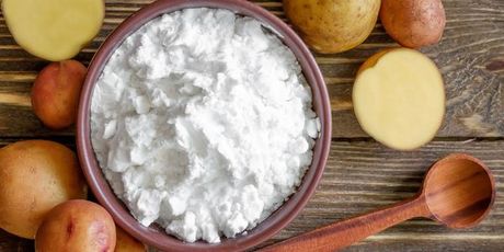 un tavolo con patate tagliate e una scodella di fecola