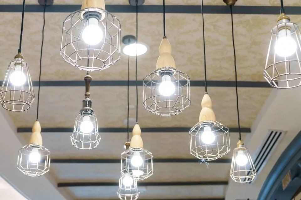 Un mucchio di lampadine appese al soffitto
