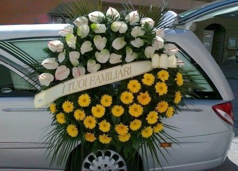 addobbo floreale su mezzo funebre