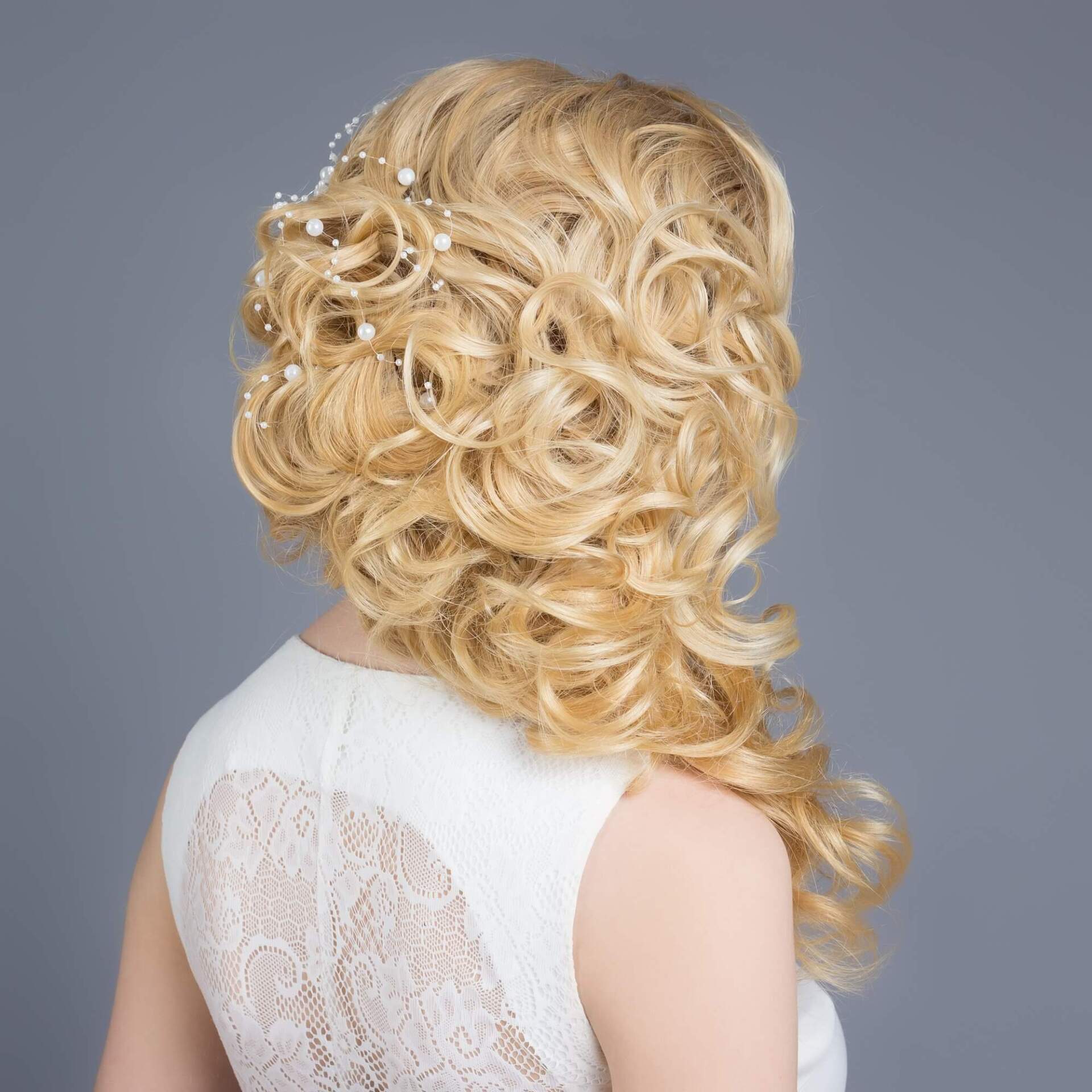 Un'acconciatura sposa romantica