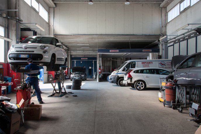 interni carrozzeria con auto pronte per essere riparate