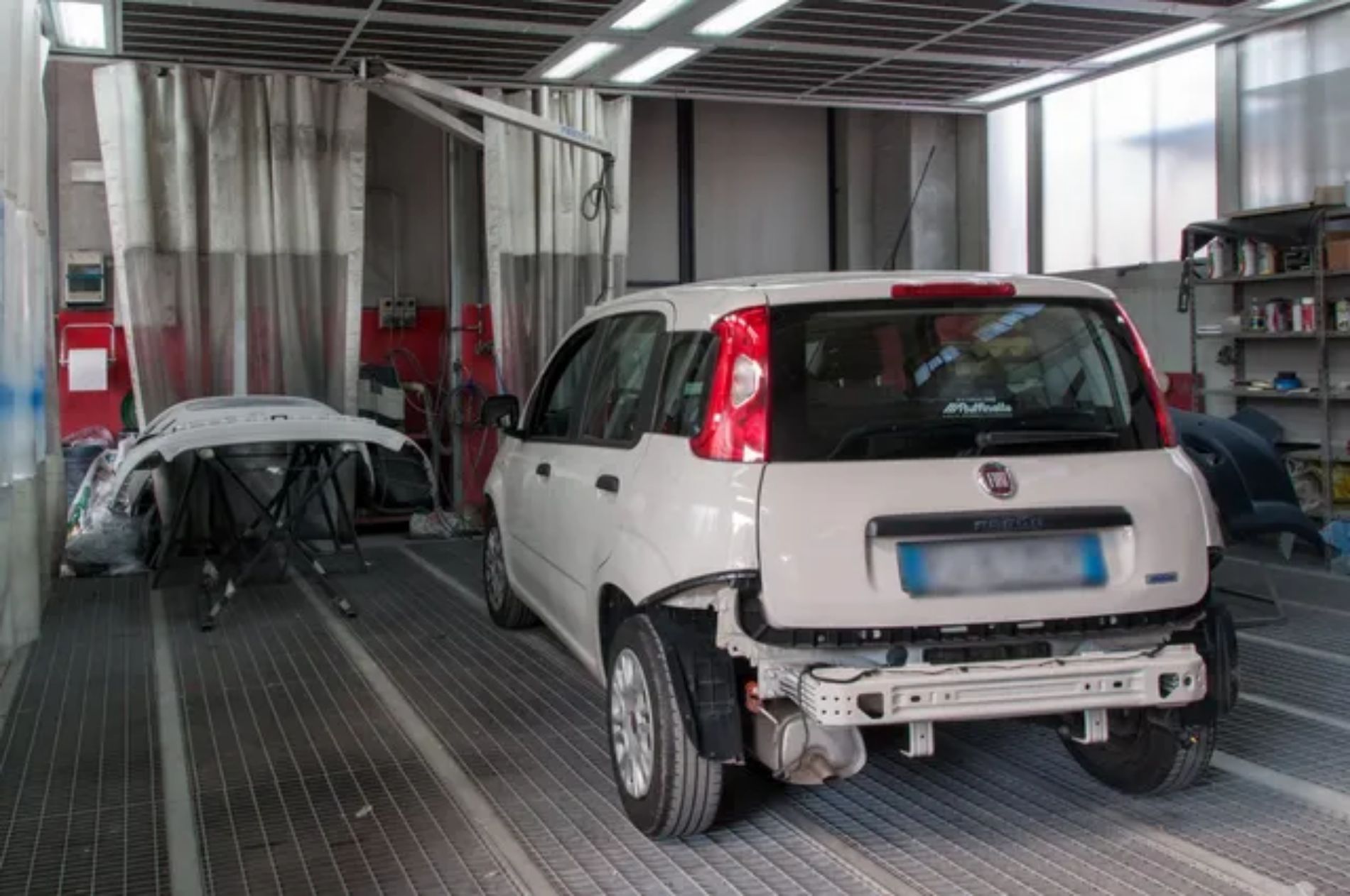 fiat panda durante una riparazione della carrozzeria