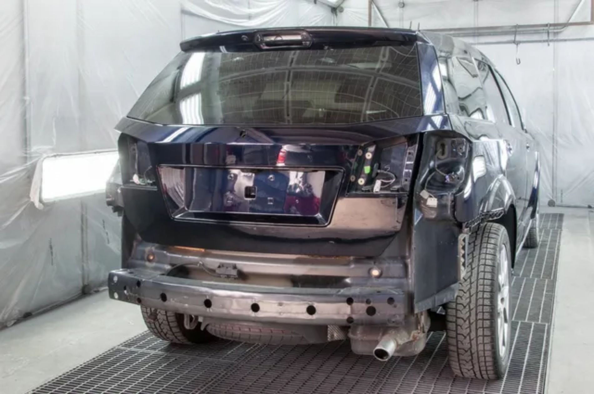 auto durante la riparazione della carrozzeria
