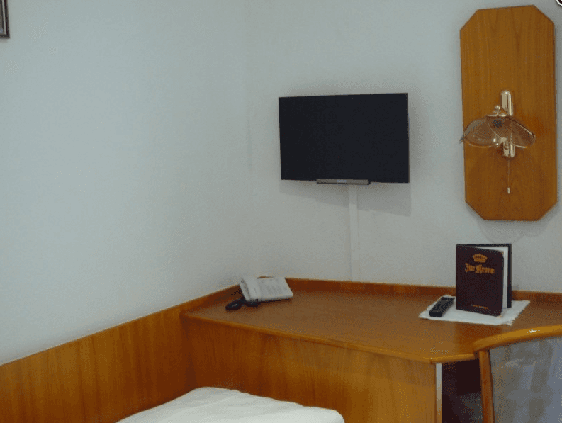 Ein Hotelzimmer mit Schreibtisch und Flachbildfernseher
