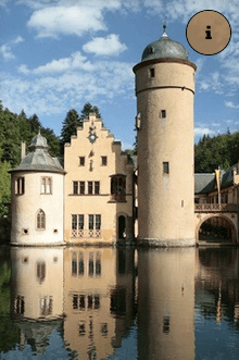 Eine Burg mit einem großen Turm auf einem Gewässer