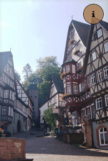 Ein Bild einer kleinen Stadt mit einem Kreis mit einem i darauf