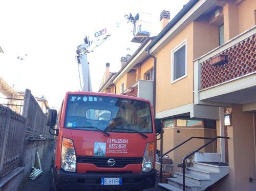camion La Polizziana restauri di fronte a villetta, piattaforma aerea in funzione