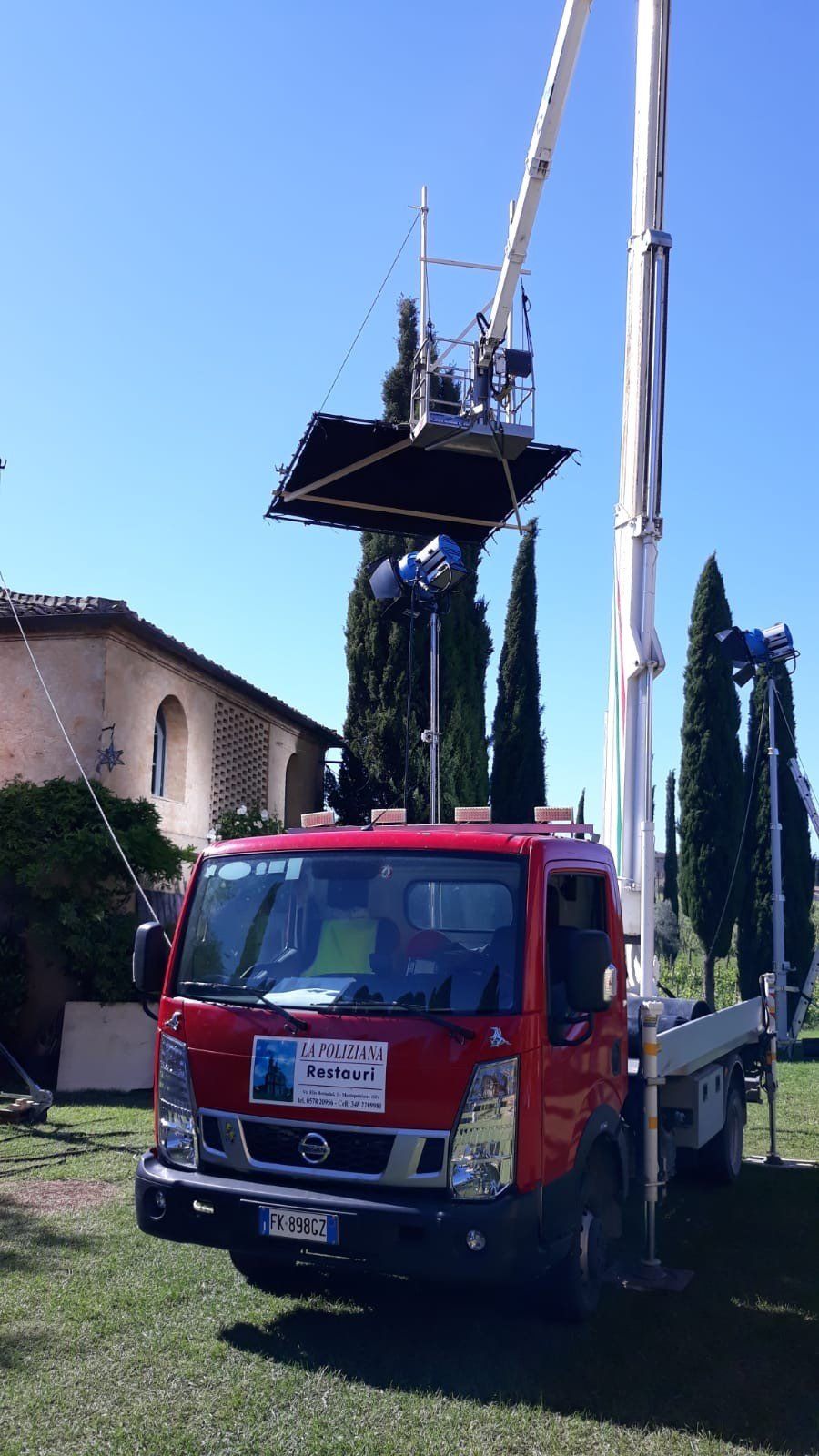 automezzo con piattaforma mobile