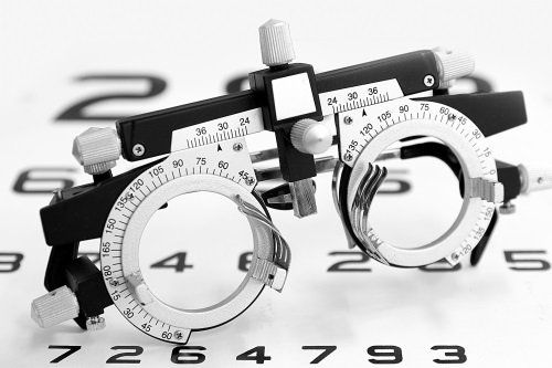 degli occhiali calibrati per visita specialistica