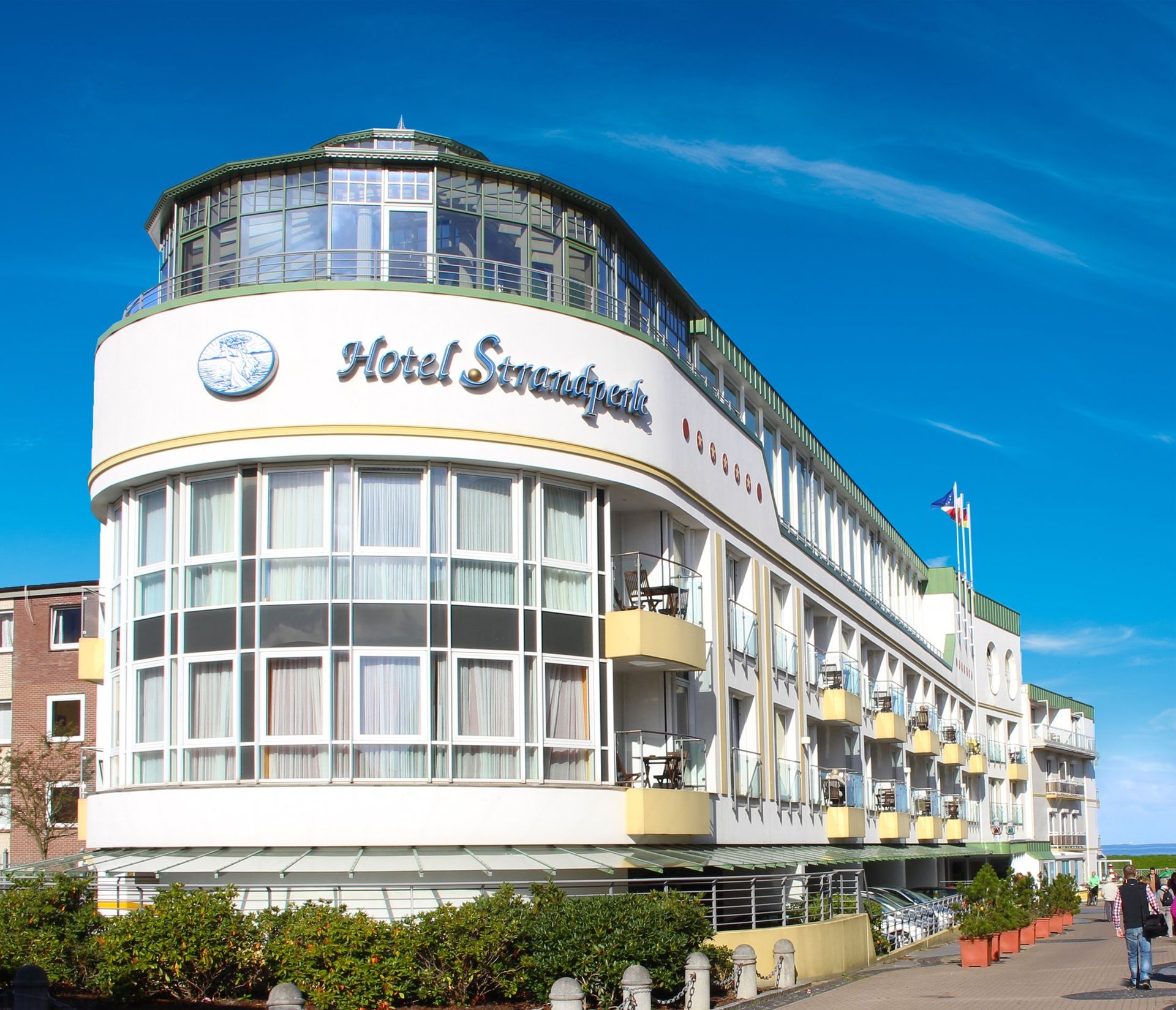 A large building with the word hotel on it