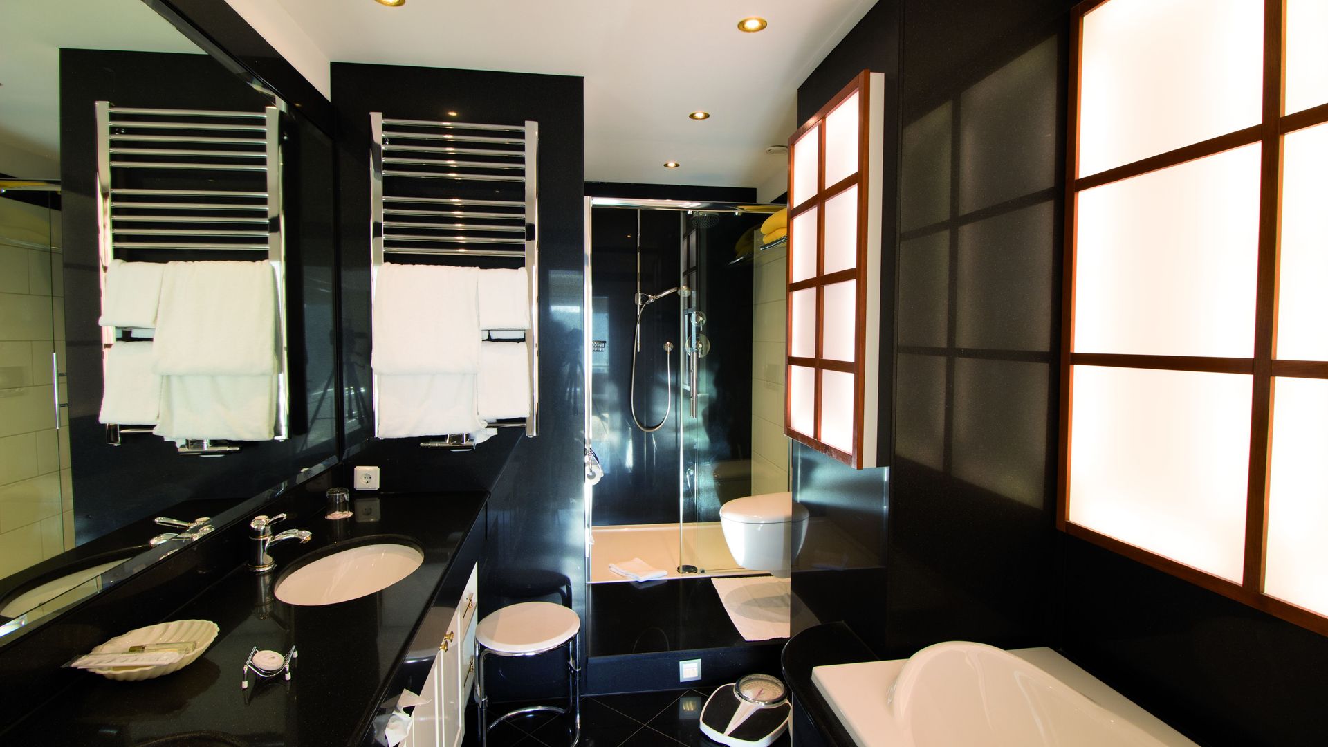 A bathroom with two sinks a toilet and a bathtub