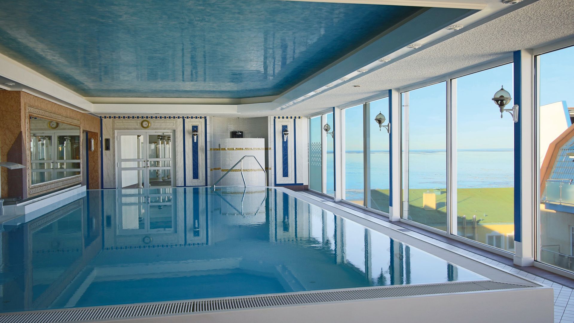 Ein großes Hallenbad mit Blick auf das Meer.