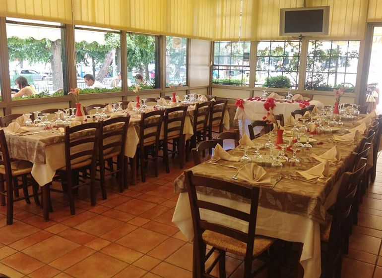 veranda esterna di ristorante con tv