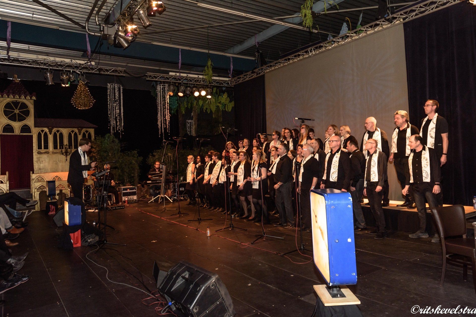 Vrij Zijn Theater klok op voorgrond