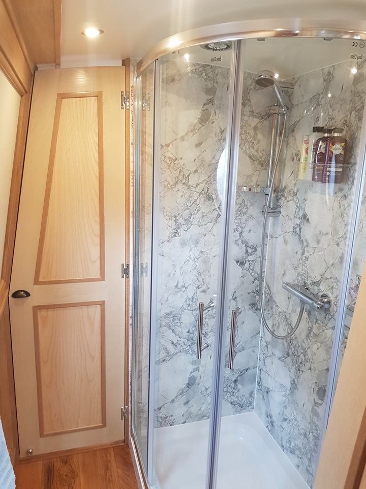 Aqua Duck quadrant shower