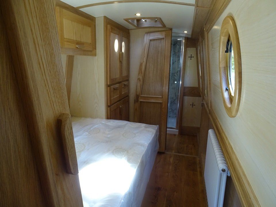 Narrowboat Fantastica master bedroom