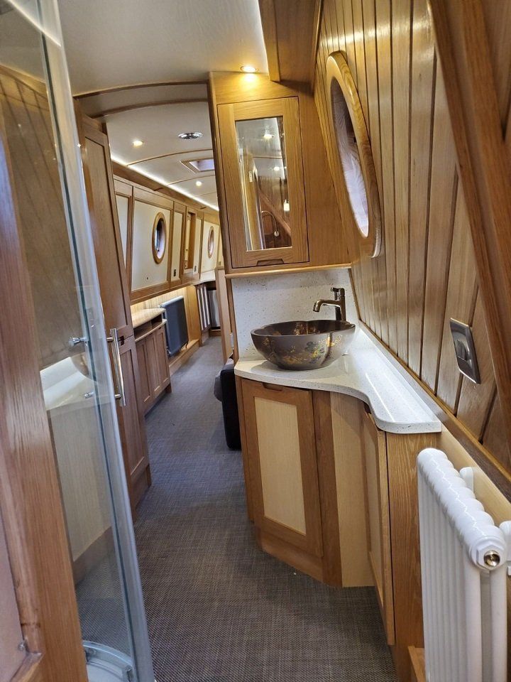 Flutterby basin in shower room
