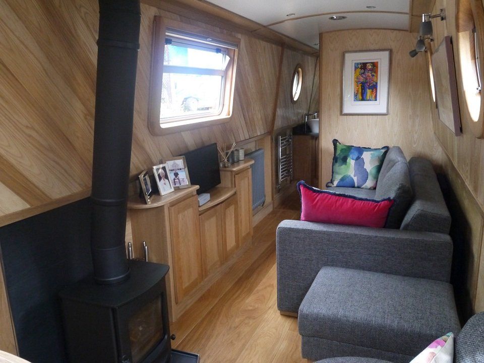 Jolly Good lounge with multi-fuel stove