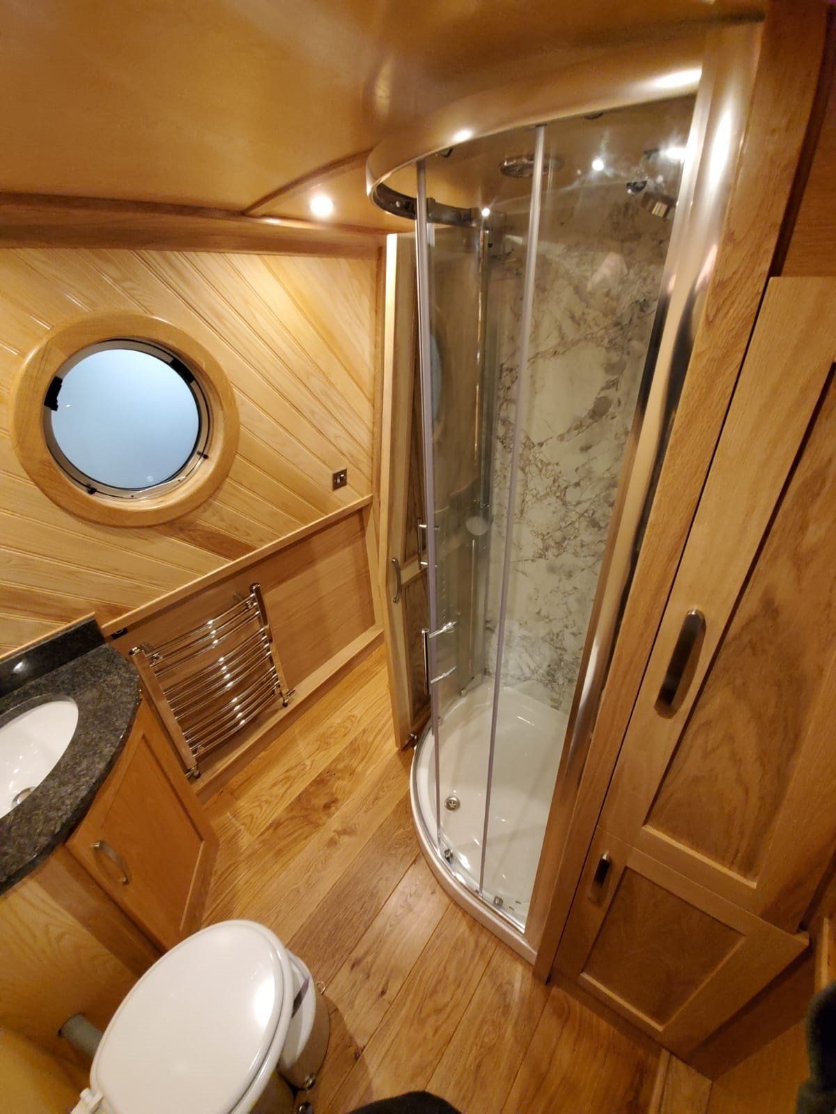Kumpali walk through shower room