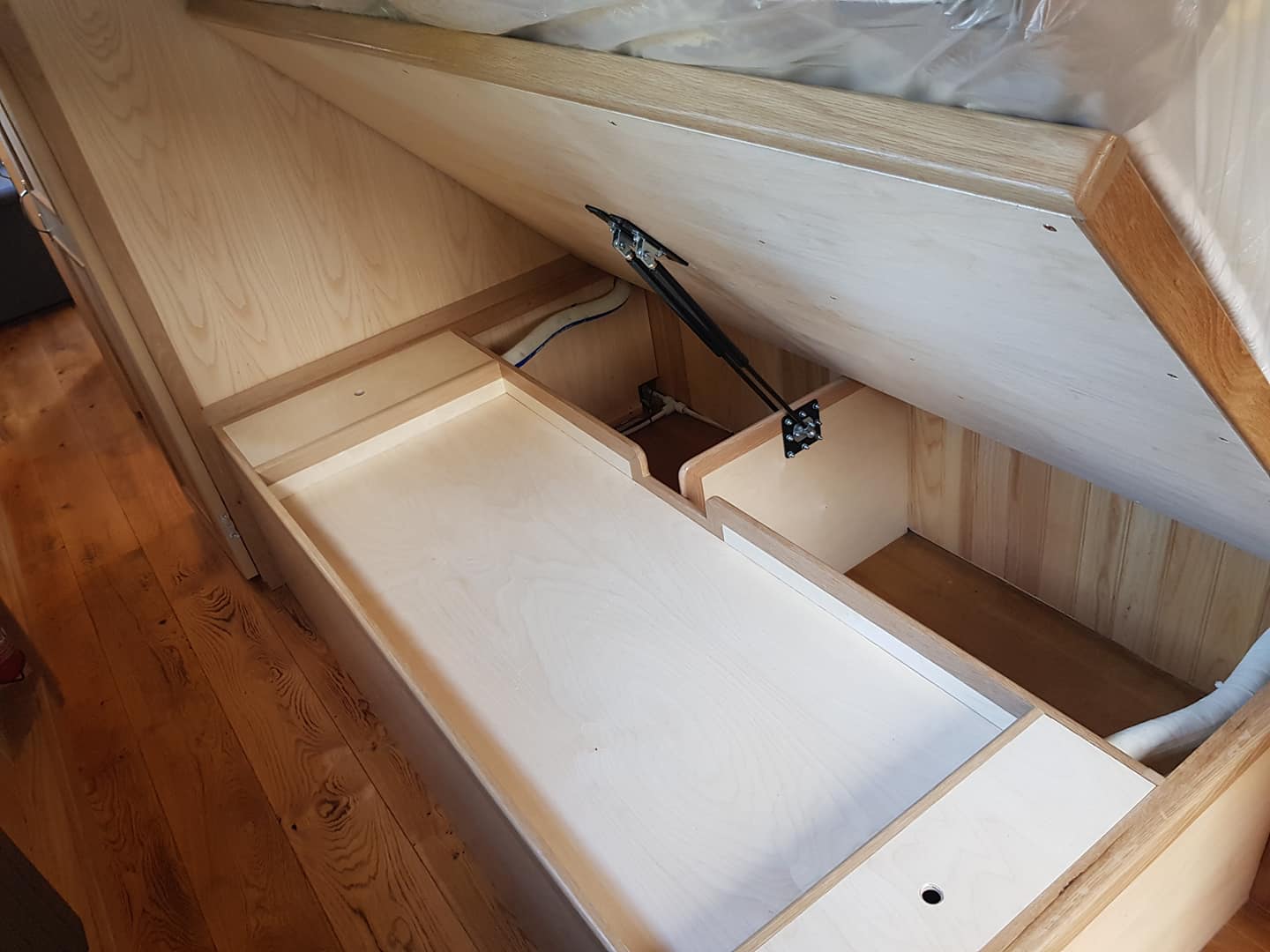 Serenity gas strut bed