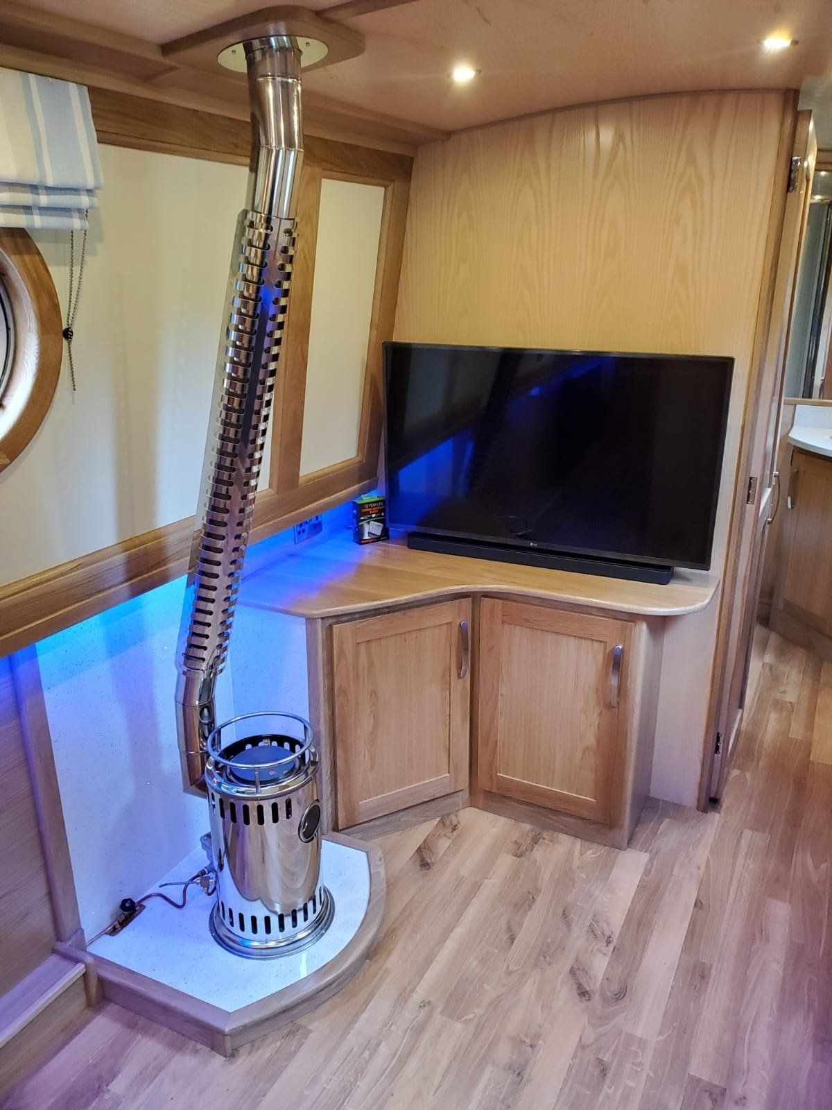 The Tudor Tamar with Refleks oil stove