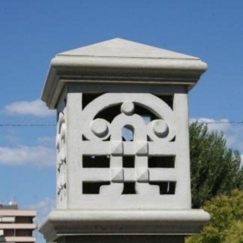 comignolo in cemento decorato