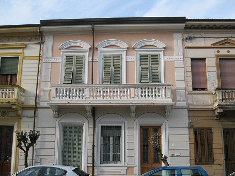 decorazioni per facciata di palazzo storico