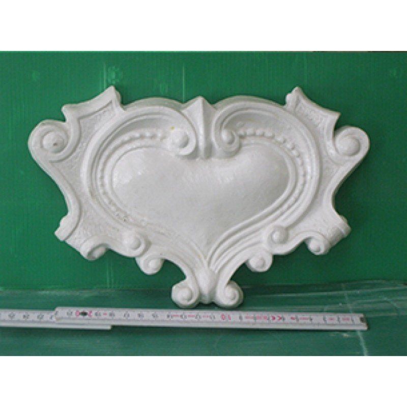 cornice in gesso a forma di cuore