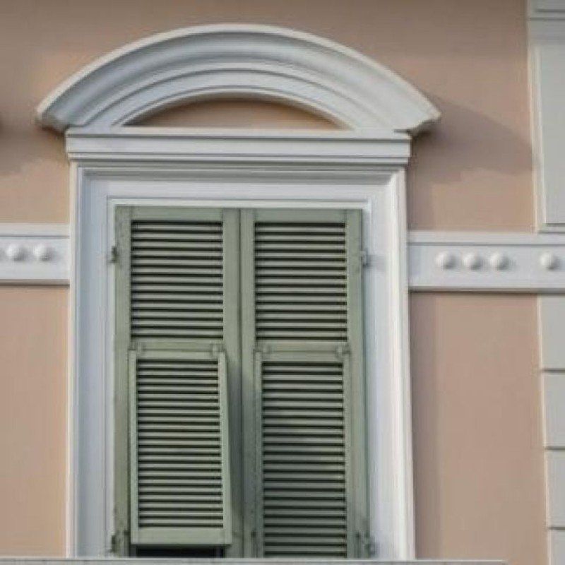 decorazioni ad arco per finestre