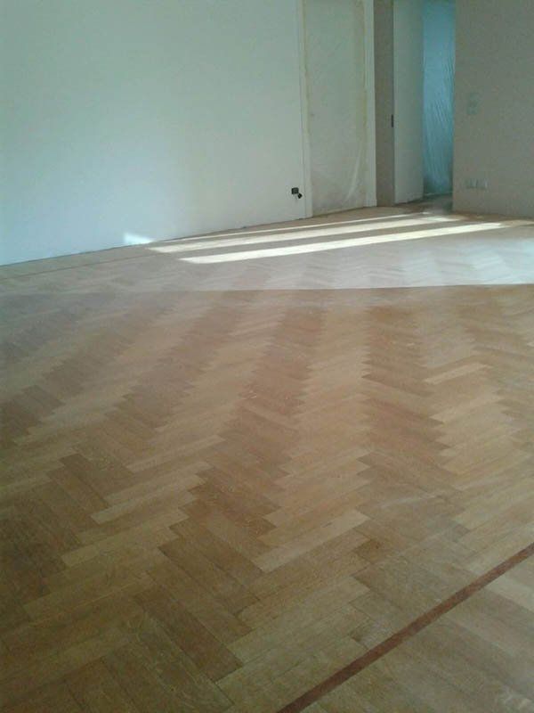 stanza con parquet a spina di pesce