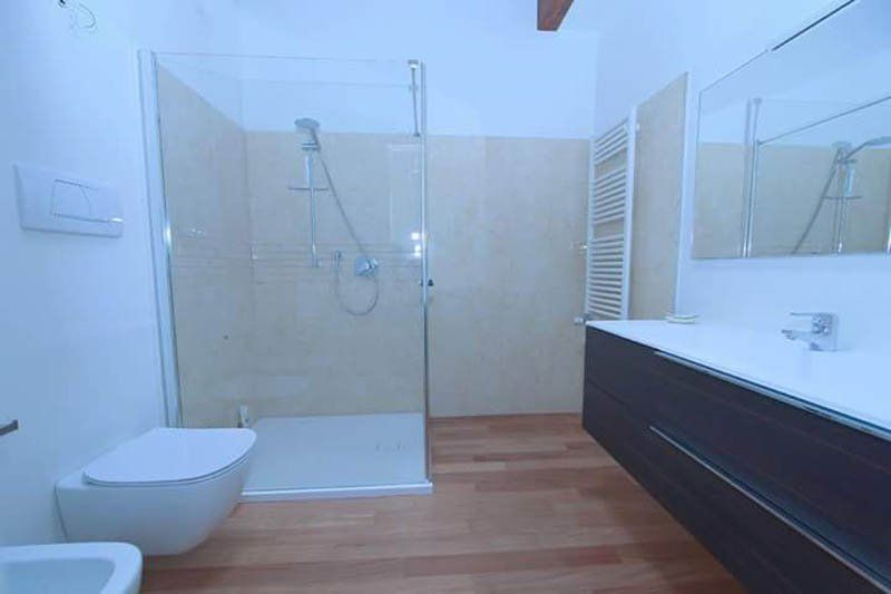 bagno con pavimento in legno